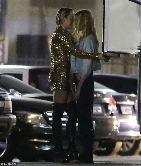lesbians miley cyrus spotted kissing new girlfriend photos gistmania