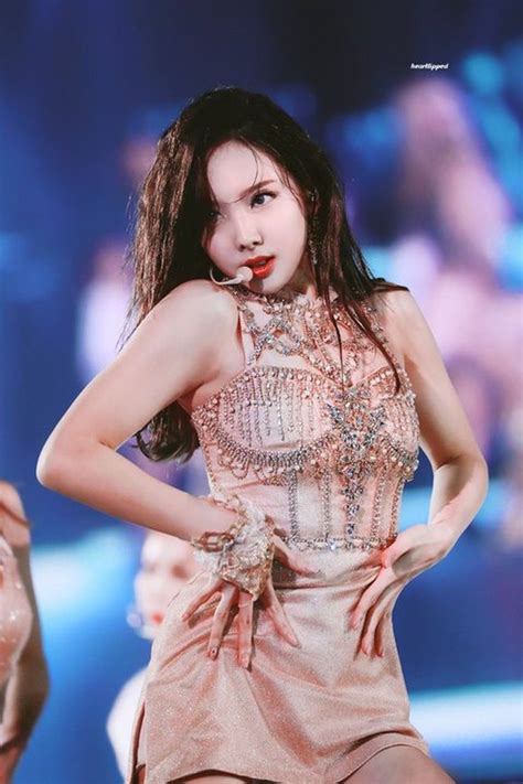 Những sân khấu của idol nữ có outfit đẹp mắt nhất do netizen chọn