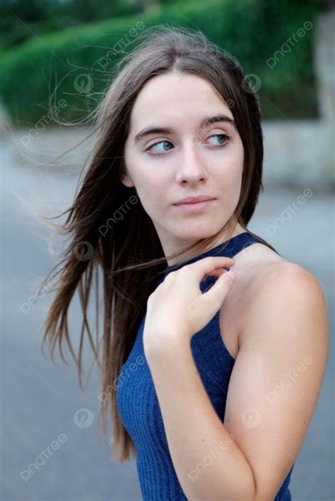 Süßes Teenager Mädchen Mit Langen Und Glatten Haaren Draußen Hintergrund Und Bild Zum