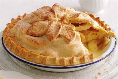 A tasty mixed berry pie in a flaky, buttery crust. Mary Berry's Cookery Course: double-crust apple pie recipe | Homes and Property
