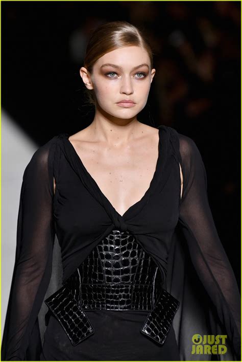 Gigi Hadid And Kaia Gerber Hit The Runway At Tom Ford Nyfw Show Photo 1182930 Photo Gallery