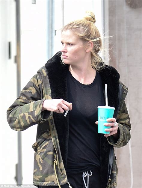 Lara Stone Flaunts Flawless Skin After London Gym Trip Daily Mail Online