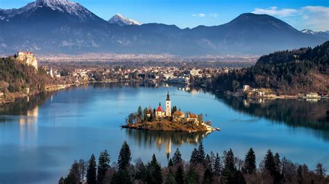 Radovljica Slowenien Fluss Insel Kirche Häuser Berge 640x960