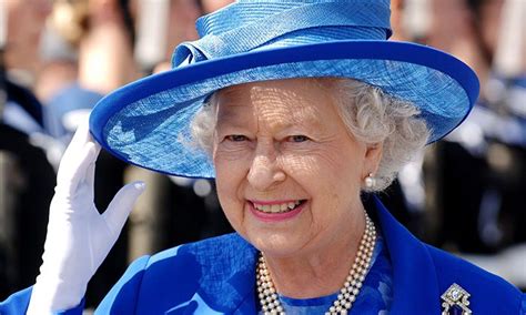 Exclusive Queen Elizabeth Iis Personal Glove Maker Pays Tribute To