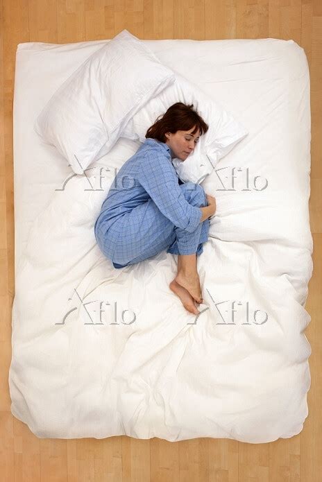 膝を抱えて眠る女性 37257172 の写真素材 アフロ