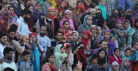 clashes in kashmir leave 2 civilians and 2 militants dead police say the new york times