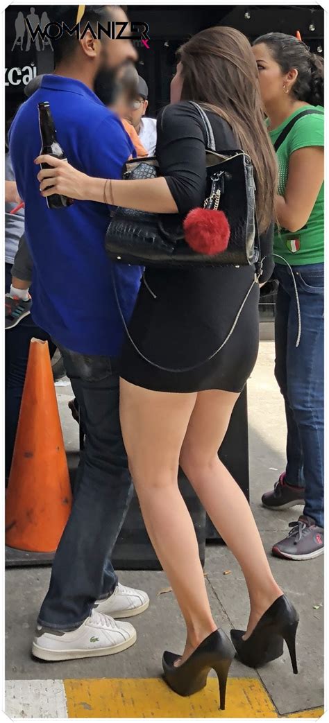 Chica enseñando sexys piernas en mini vestido Mujeres bellas en la calle
