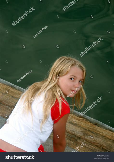 Junge Jugendliche Mädchen Auf Dem Dock Stockfoto 23935 Shutterstock