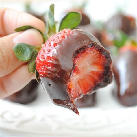Iklan 336x280 atas 336x280 tengah 300x600 deviled strawberries (made with a cheesecake filling) these sweet cream cheese stuffed strawberries are the most delightful finger food for just about any party. Nutella Deviled Strawberries | Recipe | Covered ...