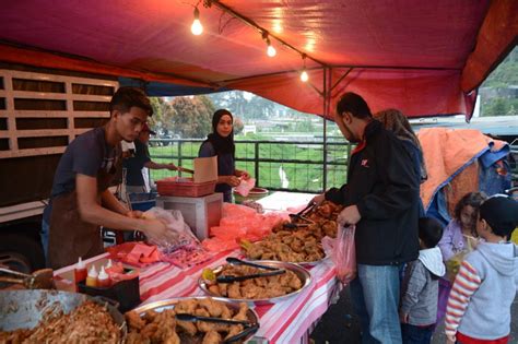 Treat yourself by booking an enticing cameron highlands resort offer, whether for your honeymoon or simply for a weekend drive to the cool highlands. Pasar malam Tanah Rata Cameron Highlands - Ainul Mustafa