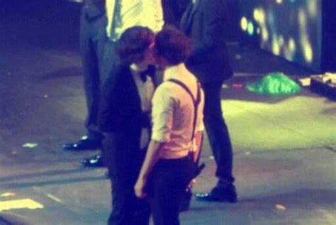 Harry Styles Kissing Louis Tomlinson