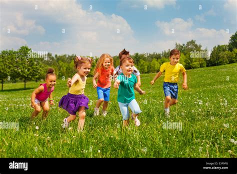 Niños Jugando En El Campo Verde Durante Los Meses De Verano Fotografía