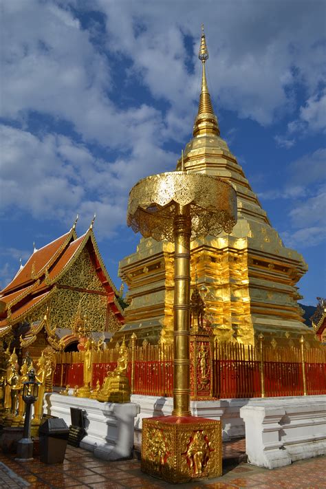 De tempel de wat phra that doi suthep is één van de meest belangrijke tempels in chiang mai en zeker de meest vereerde onder de bevolking. File:Phra That Doi Suthep 02.jpg - Wikimedia Commons