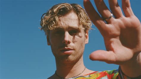 5sos Frontman Luke Hemmings Debuts At 1 On Aria Albums Chart With Solo Release