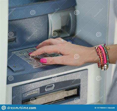 Nahaufnahme Der Hand Pin Passcode Auf Atm Bankmaschinentastatur