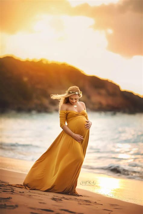 Beautiful Composition And Sunset Backdrop Maternity Photography Poses Maternity Poses
