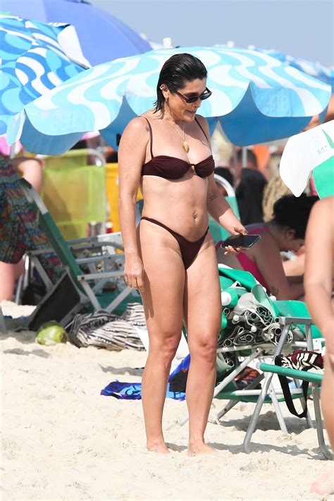 Flávia Alessandra renova o bronzeado em dia na praia com a filha caçula