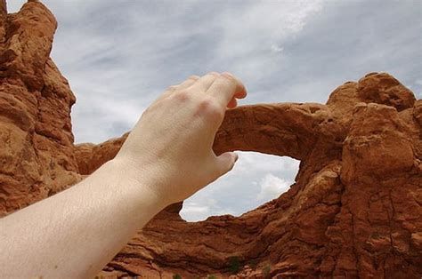 Amazing Forced Perspective Photography 99 Pics