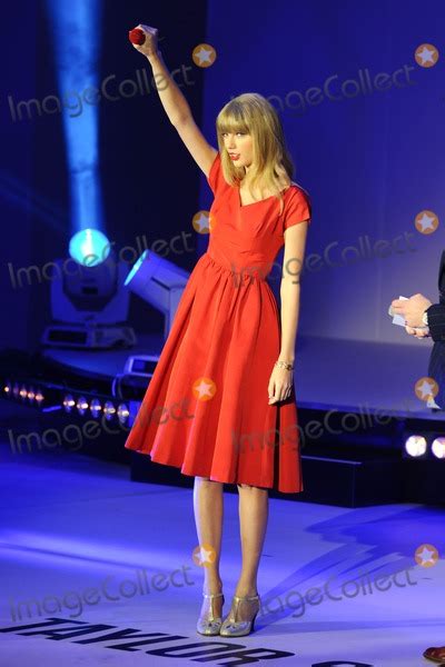 Photos And Pictures Taylor Swift Performs And Turns On The Christmas Lights At Westfield