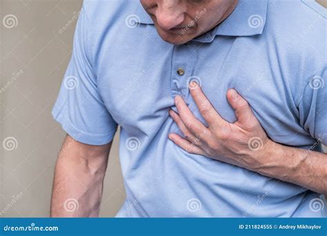 Dor Cardíaca Uma Pessoa Agarrando a Zona Cardíaca a Mão Sofrendo De