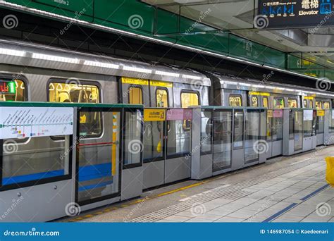 Pasillo Y Plataforma De Estaci N De Metro De Taipei Imagen De Archivo