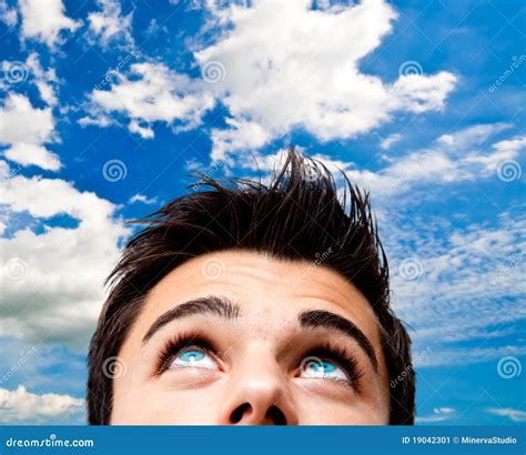 Jeune Homme Regardant Le Ciel Image Stock Image Du Verticale Type