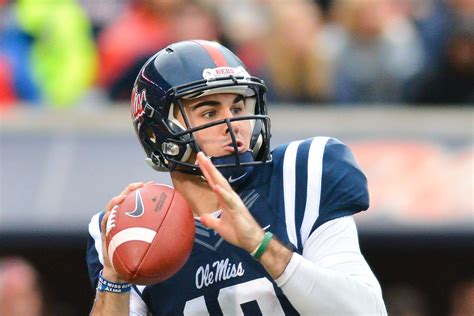 Top 10 College Football Quarterbacks To Watch In 2017 Gang Green Nation