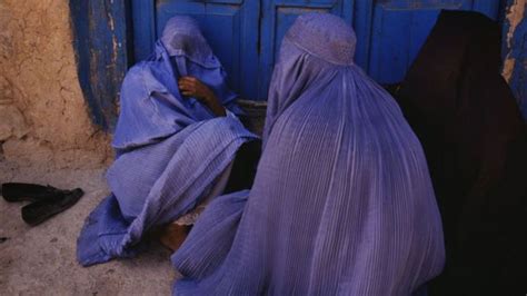 طالبان کا افغانستان کابل سے نکل کر گاؤں میں پناہ لینے والی عورت کی کہانی، اپنے گھر مت جائیں
