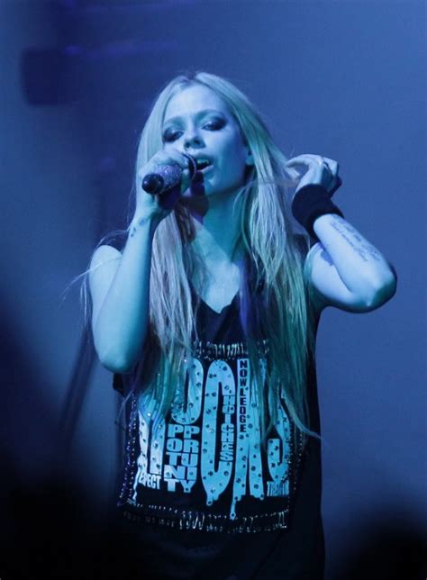 Avril Lavigne Sick Singer Asks For Prayers As She Confronts Health Issues Entertainment