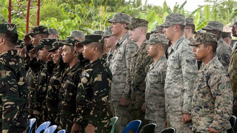 Armed Forces Of The Philippines Us Soldiers Provide Aid During