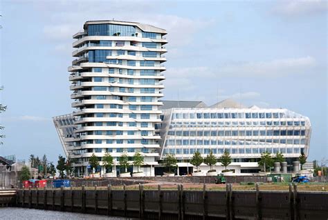 Hamburg Marco Polo Tower Mit Luxuswohnungen Und Dahinter Unilever