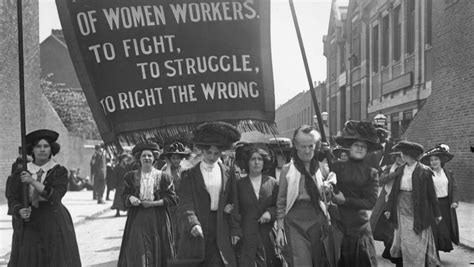 Spanning Time Help Re Enact Women S Suffrage Parade Of