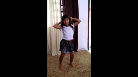 Menina de 3 anos dançando funk 0:11. Menina dancando - YouTube