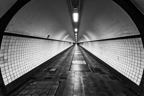Tunnel Souterrain à Travers La Gare Photo Gratuite