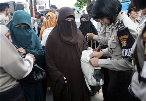 Female Police Applicants In Indonesia Face Virginity Test Human Rights Watch