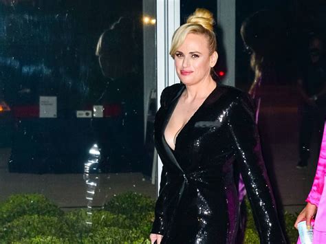 rebel wilson recalls awkward first meeting with russell crowe