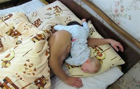 Inilah Foto Bukti Jika Anak Kecil Bisa Tidur Dimana Saja Saat Dia Sudah