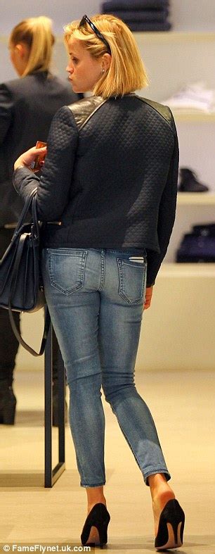 Reese Witherspoon Hits The Gym Daily Mail Online