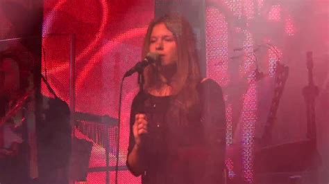 W listopadzie zaśpiewała na gali wręczenia róż gali organizowanej w teatrze narodowym w warszawie 86. Katarzyna Bednarek - Zbuntowany Anioł polskiego rocka ...