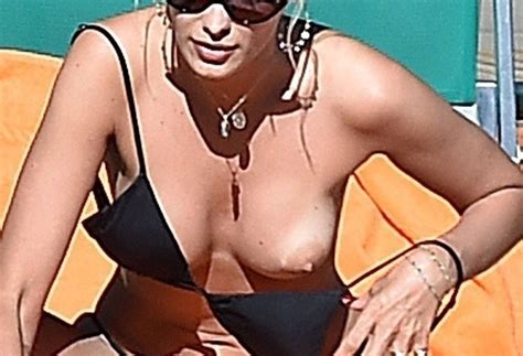 Oops Yasmin Brunet en bikini noir à Portofino octobre