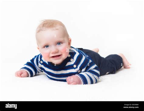 Bebé Con Ojos Azules Acostada Mirando A La Cámara Fondo Blanco
