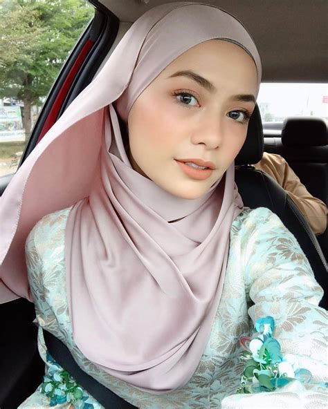 Pretty Malaysian Girl Perfectly Posing For This Elegant Hijab Style Scrolller