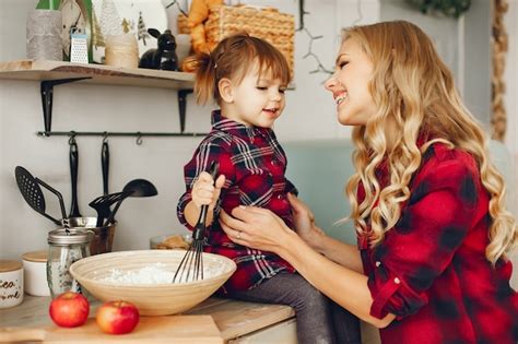 Madre Con Hija Pequeña En Una Cocina Foto Gratis