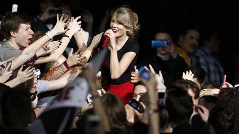 Taylor Swift Fans Leave Messages That They Miss The Old Taylor On