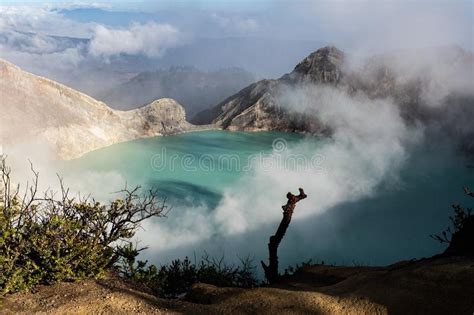 Lago Y Mina Del Azufre En Khawa Ijen Volcano Crater Java Island
