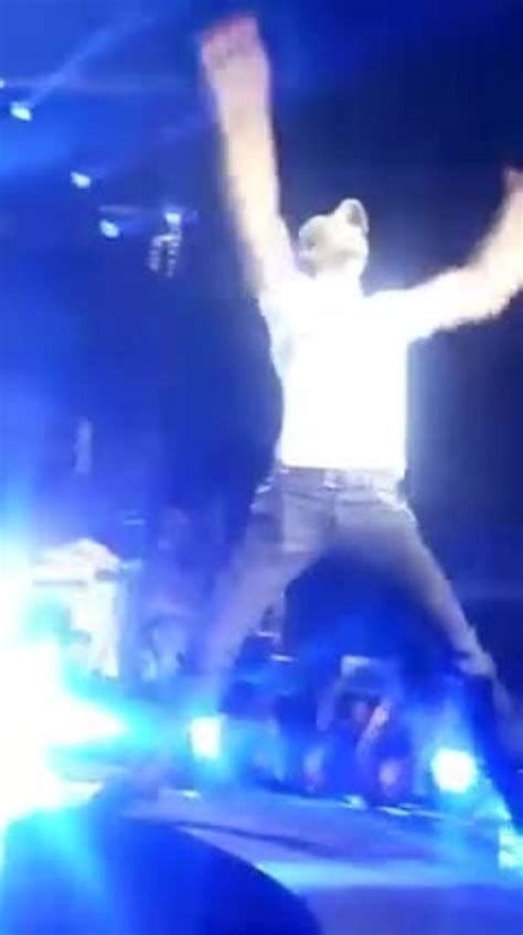 Enrique Iglesias Cuts Finger On Drone During Concert Jukin Licensing