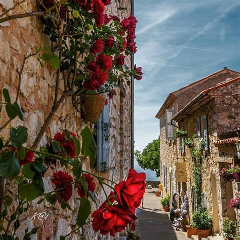 Le Charme Des Ruelles Dun Des Plus Beaux Villages De France