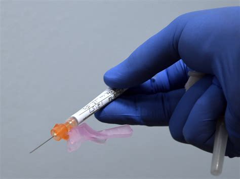 investigador del ensayo de vacuna de moderna dice que es poco probable que haya resultados antes