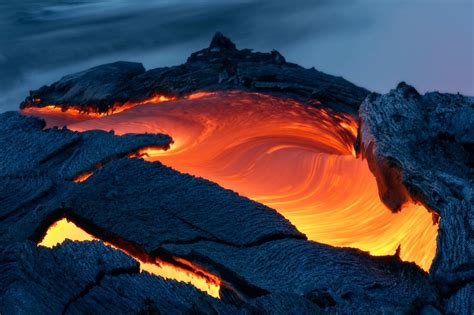 Kilauea Volcano Photographer Captures Moment Volcano Sends Lava Flow