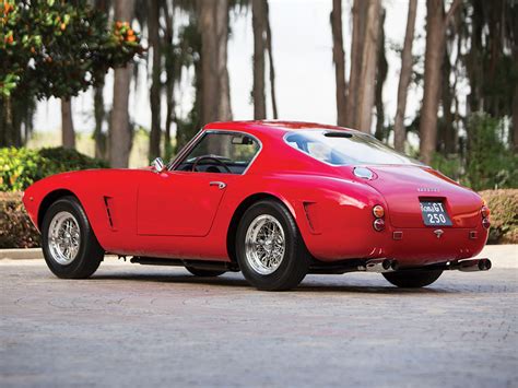 Lors du salon de l'automobile de genève de 1960, la 250 gt california spyder — jusqu'alors produite sur le châssis long de la ferrari 250 gt berlinetta « tour de france », dont l'empattement atteint 2,60 m — est remplacée par une version châssis court avec un empattement réduit à 2,40 m, à l'image du traitement récemment reçu par. Ferrari 250 GT SWB Berlinetta Competizione - 1960